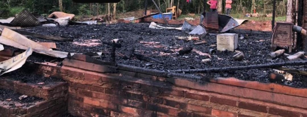 Eldorado: Asisten a familia afectada por un incendio y a damnificados por el temporal